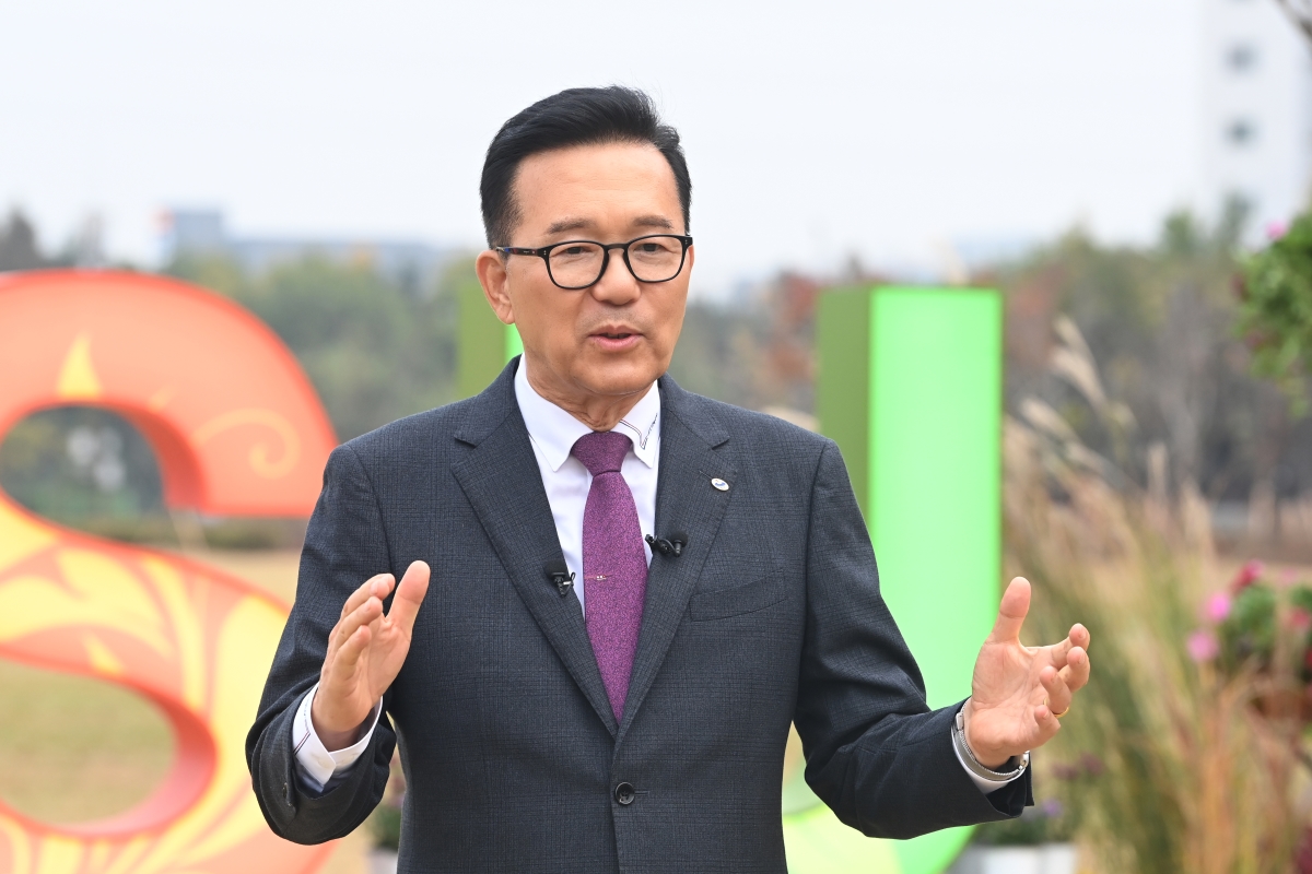 연수구 원도심에 전국 최대 규모의 잔디광장이 조성됐다